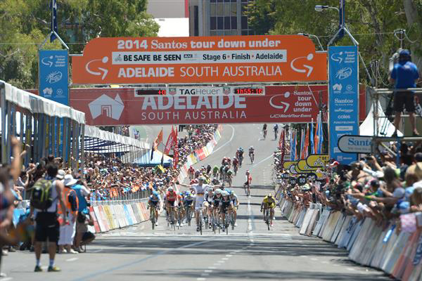 Andre Greipel wins stage 6